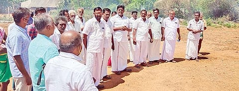 சிவகங்கை அருகே திருவேலங்குடியில் தனியார் சார்பில் பள்ளிக்காக தானம் கொடுத்த இடத்தைப் பார்வையிட்ட  செந்தில்நாதன் எம்எல்ஏ.