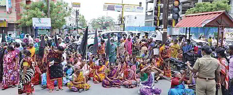 கடலூர் மஞ்சக்குப்பம் நகராட்சி பூங்கா அருகே மீனவப் பெண்கள் சாலை மறியல் போராட்டத்தில் ஈடுபட்டனர்.