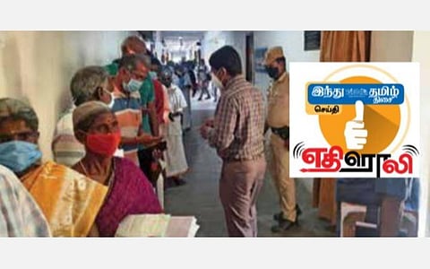 விழுப்புரம் ஆட்சியர் அலுவலகத்தில் உள்ள இ- சேவை மையத்தில் வரிசையில் நின்றிருந்த பொதுமக்களுக்கு ஆட்சியர் மோகன் டோக்கன் வழங்குகிறார்.