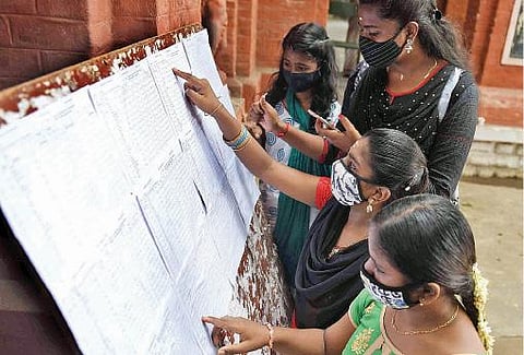 கோவை ராஜவீதியில் உள்ள துணி வணிகர் சங்க அரசு பெண்கள் மேல்நிலைப் பள்ளியில் நேற்று தங்கள் பிளஸ் 2 மதிப்பெண்களை பார்வையிட்ட மாணவிகள். படம்: ஜெ.மனோகரன்