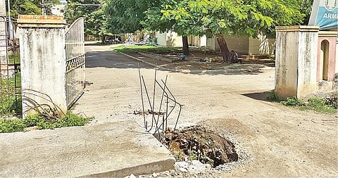 வேலூரில் காவலர் குடியிருப்புக்கான நுழைவு வாயில் பகுதியில் கால்வாய் அமைக்க பயன்படுத்திய இரும்பு கம்பிகள் வெளியே நீட்டியபடி ஆபத்தான நிலையில் உள்ளன. படம்: வி.எம்.மணிநாதன்.