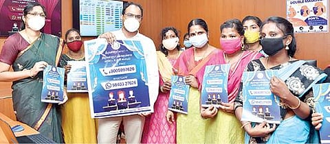 பொதுமக்களுக்காக, திருவள்ளூர் ஆட்சியர் அலுவலகத்தில் அமைக்கப்பட்டுள்ள மாவட்ட உதவி மையத்தை ஆட்சியர் ஆல்பி ஜான் வர்கீஸ் தொடங்கி வைத்து, கட்டணமில்லா தொலைபேசி, வாட்ஸ்-அப் எண்களையும் வெளியிட்டார்.