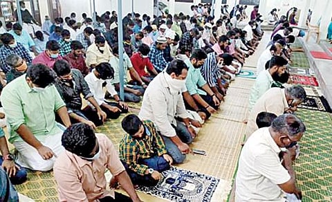 நாகர்கோவில் இளங்கடை பள்ளிவாசலில் பக்ரீத் சிறப்பு தொழுகையில் ஈடுபட்ட முஸ்லிம்கள்.