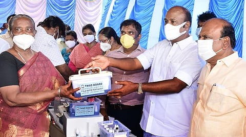 நலத்திட்ட உதவிகளை வழங்கிய அமைச்சர்கள் கே.ஆர்.பெரியகருப்பன், தா.மோ.அன்பரசன்.