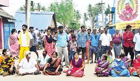 வேலூர் மாநகராட்சி வசந்தபுரம் பகுதியில் செல்போன் டவர் அமைக்க எதிர்ப்பு தெரிவி்த்து நேற்று போராட்டத்தில் ஈடுபட்ட பொதுமக்கள்.