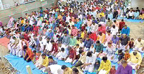 மேலப்பாளையத்தில் தவ்ஹீத் ஜமாஅத் சார்பில் சிறப்பு தொழுகை நடைபெற்றது.