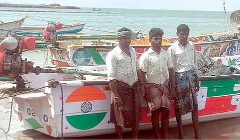 தூத்துக்குடியில் படகு இயந்திரம் பழுதடைந்ததால் நடுக்கடலில் தத்தளித்து சக மீனவர்களால் மீட்டு கரைக்கு அழைத்து வரப்பட்ட 3 மீனவர்கள்.