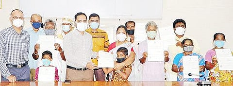 சிவகங்கை ஆட்சியர் அலுவலகத்தில் நாடோடிகளுக்கு சாதிச்சான்று வழங்கிய ஆட்சியர் பி.மதுசூதன்ரெட்டி. அருகில் மாவட்ட வருவாய் அலுவலர் மணிவண்ணன்.