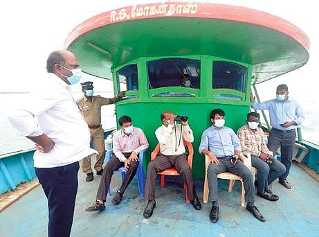 கடலூர் துறைமுகத்தில் இருந்து சிதம்பரம் அருகே பிச்சாவரம் அருகில் உள்ள முடசல் ஓடை வரை படகில் கடலில் மாவட்ட ஆட்சியர் கி.பாலசுப்ரமணியம் பார்வையிட்டு ஆய்வு செய்தார்.