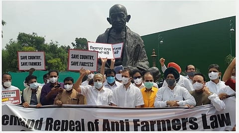 வேளாண் சட்டங்களுக்கு எதிர்ப்பு: ராகுல் காந்தி தலைமையில் காங்கிரஸ் எம்.பி.க்கள் போராட்டம்