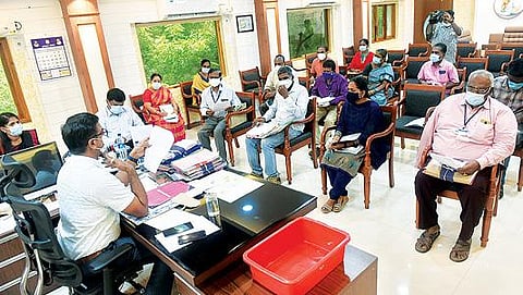 வேலூர் மாவட்ட ஆட்சியர் அலுவலகத்தில் ஆட்சியர் குமாரவேல் பாண்டியன் தலைமையில் விமான நிலையம் விரிவாக்கம் தொடர்பான ஆய்வு கூட்டம் நடந்தது. படம்: வி.எம்.மணிநாதன்.