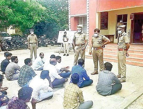 வந்தவாசி தெற்கு காவல் நிலையம் முன்பு தர்ணாவில் ஈடுபட்ட தமுமுகவினரிடம் பேச்சுவார்த்தை நடத்திய காவல் துணை கண்காணிப்பாளர் விஸ்வேஸ்வரய்யா.