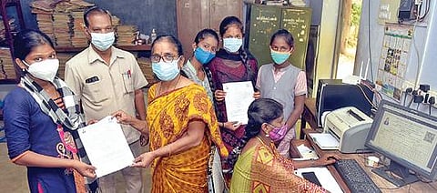 காட்பாடி அரசினர் பெண்கள் மேல்நிலை பள்ளியில் தலைமை ஆசிரியர் (பொறுப்பு) ஷோபா முன்னிலையில் தற்காலிக மதிப்பெண் பட்டியல் பதிவிறக்கம் செய்து மாணவிகளுக்கு வழங்கப்பட்டது. அருகில், தொழிற்கல்வி ஆசிரியர் ஜனார்த்தனன் உள்ளிட்டோர்.படம்: வி.எம்.மணிநாதன்.