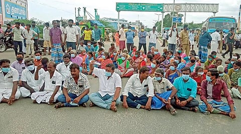 ஆரணி அருகே இரும்பேடு ஊராட்சியில் அடிப்படை வசதிகள் செய்து கொடுக்கவில்லை எனக்கூறி நேற்று சாலை மறியலில் ஈடுபட்ட கிராம மக்கள்.