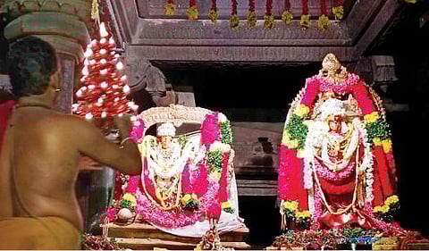 பவித்ர உத்ஸவத்தை முன்னிட்டு விசேஷ அலங்காரத்தில் தரிசனம் அருளிய காந்திமதியம்மன், சுவாமி நெல்லையப்பருக்கு தீபாராதனை நடைபெற்றது. படம்: மு.லெட்சுமி அருண்