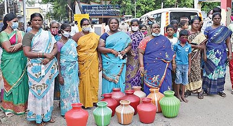 சேலம் கொண்டப்பநாயக்கன்பட்டி ஊராட்சிக்கு உட்பட்ட பகுதியில் குடிநீர் விநியோகம் சீராக செய்யப்படவில்லை என்றுகூறி, அப்பகுதி பெண்கள் காலிக் குடங்களுடன் ஊராட்சி அலுவலகத்தை முற்றுகையிட்டனர்.    படம்: எஸ். குரு பிரசாத்