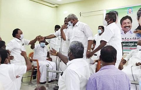 கள்ளக்குறிச்சி மாவட்ட அதிமுக நிர்வாகிகள் கூட்டத்தில் நிர்வாகிகளுக்கிடையே நடைபெற்ற ஆக்ரோஷமான வாக்குவாதம்.