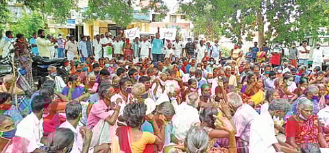 விழுப்புரத்தில் மாற்றுத்திறனாளிகள் அலுவலகம் முன்பு மாற்றுத்திறனாளிகள் முற்றுகையிட்டனர்.