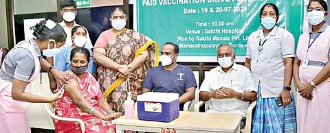 சக்திமசாலா நிறுவனம் தனது பணியாளர்களுக்கு, தனியார் மருத்துவமனை மூலம் இலவச கரோனா தடுப்பூசி முகாமை நடத்தியது. முகாமை நிர்வாக இயக்குநர்கள் பி.சி.துரைசாமி, சாந்தி துரைசாமி ஆகியோர் தொடங்கி வைத்தனர்.