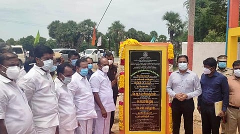 விழுப்புரம் அருகே கக்கனூர் கிராமத்தில் மேல்நிலை நீர்த்தேக்கத் தொட்டியை அமைச்சர் பெரிய கருப்பன் திறந்துவைத்தார். அருகில் அமைச்சர் பொன்முடி உள்ளிட்டோர் உள்ளனர்.