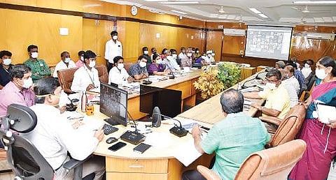 தி.மலை மாவட்ட ஆட்சியர் அலுவலகத்தில் காணொலி காட்சி மூலமாக ஆட்சியர் பா.முருகேஷ் தலைமையில் விவசாயிகள் குறைதீர்வு கூட்டம் நடைபெற்றது.