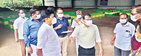 திருப்பத்தூர் நகராட்சிக்கு உட்பட்ட பகுதிகளில் குப்பைக்கழிவு தரம் பிரிக்கும் மையத்தில் நேற்று ஆய்வு நடத்திய ஆட்சியர் அமர் குஷ்வாஹா. அருகில், எம்எல்ஏ நல்லதம்பி உள்ளிட்டோர்.