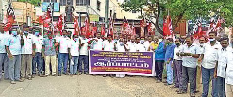 திருவண்ணாமலையில் மத்திய அரசை கண்டித்து அனைத்து தொழிற்சங்க கூட்டமைப்பினர் நேற்று ஆர்ப்பாட்டத்தில் ஈடுபட்டனர். அடுத்த படம்: வேலூர் தலைமை தபால் நிலையம் எதிரே அண்ணா சாலையில் பல்வேறு கோரிக்கைகளை வலியுறுத்தி மத்திய தொழிற்சங்கங்கள் சார்பில் கண்டன ஆர்ப்பாட்டம் நடைபெற்றது.