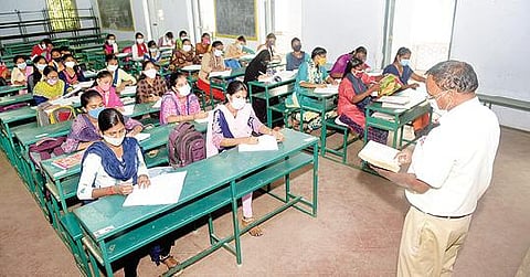 வேலூர் அரசினர் முஸ்லிம் மேல்நிலை பள்ளியில் நீட் தேர்வு சந்தேகங்கள் குறித்து நடந்த வகுப்பில் மாணவ, மாணவிகளுக்கு விளக்கம் அளித்த இயற்பியல் ஆசிரியர் ஜெயபாலன். படம்:வி.எம்.மணிநாதன்.