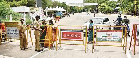 திருவண்ணாமலை கிரிவல பாதையில் நேற்று கண்காணிப்பு பணியில் ஈடுபட்ட காவல் துறையினர்.