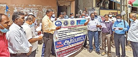 வேலூர் தோட்டப்பாளையம் பகுதியில் உள்ள யுனைடெட் இந்தியா இன்சூரன்ஸ் கம்பெனி லிமிடெட் கோட்ட அலுவலகம் முன்பாக பல்வேறு கோரிக்கைகளை வலியுறுத்தி நேற்று ஆர்ப்பாட்டத்தில் ஈடுபட்ட அகில இந்திய பொதுத்துறை பொது இன்சூரன்ஸ் ஊழியர்களின் கூட்டமைப்பினர். படம்:வி.எம்.மணிநாதன்.