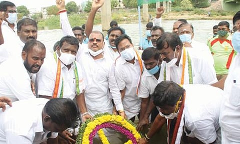 திருநெல்வேலியில் தாமிரபரணியில் அஞ்சலி செலுத்திய காங்கிரஸ் கட்சியினர். (அடுத்த படம்) அஞ்சலி செலுத்திய பாஜகவினர்.