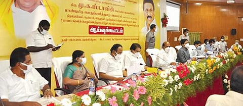 திருநெல்வேலி, தென்காசி, தூத்துக்குடி, விருதுநகர், கன்னியாகுமரி மாவட்டங்களில் பொதுப்பணித்துறை மற்றும் நெடுஞ்சாலைத்துறை பணிகள் தொடர்பான ஆய்வு கூட்டம் திருநெல்வேலி  ஆட்சியர் அலுவலகத்தில் அமைச்சர் எ.வ. வேலு தலைமையில் நடைபெற்றது.