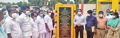 விழுப்புரம் அருகே கக்கனூர் கிராமத்தில்  மேல்நிலை நீர்த்தேக்க தொட்டியை அமைச்சர் பெரியகருப்பன் திறந்து வைத்தார். அருகில் அமைச்சர் பொன்முடி உள்ளிட்டோர் உள்ளனர்.