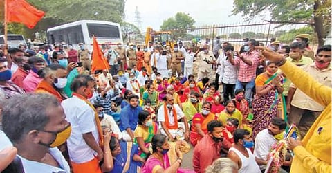 கோவையில் இடிக்கப்பட்ட கோயிலுக்கு பால் குடத்துடன் ஊர்வலமாக சென்ற பெண்கள் கைது