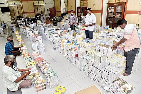 வேலூர் அண்ணா சாலையில் உள்ள ஈ.வெ.ராமசாமி மாவட்ட நூலகத்தில் இருந்து நகர்புற, ஊர்ப்புற நூலகங்களுக்கு புதிதாக வரப்பெற்ற புத்தகங்களை பிரித்து அனுப்பும் பணியில் ஈடுபட்டுள்ள ஊழியர்கள். படம்: வி.எம்.மணிநாதன்.