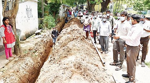 திருவண்ணாமலை அடுத்த காஞ்சியில் நடைபெற்று வரும் குடிநீர் குழாய் இணைப்பு கொடுக்கும் பணியை நேற்று ஆய்வு செய்த ஆட்சியர் பா.முருகேஷ். அருகில், கூடுதல் ஆட்சியர் பிரதாப் உள்ளிட்டோர்.