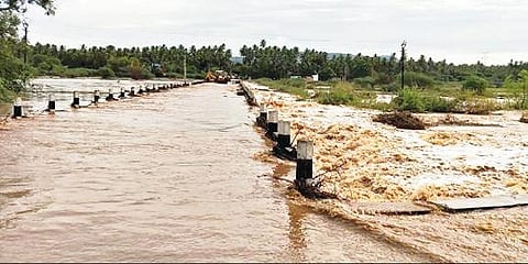 அம்பலூர்-எக்லாஸ்புரம் இடையில் பாலாற்றின் குறுக்கே கட்டப்பட்டுள்ள தரைப் பாலம். (கோப்புப்படம்)