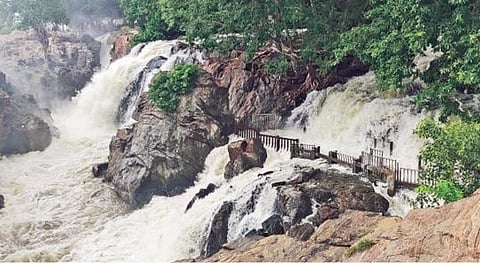 காவிரியில் நீர்வரத்து அதிகரிப்பால், தருமபுரி மாவட்டம் ஒகேனக்கல் பிரதான அருவியில் பாறைகளை மூழ்கடித்து ஆர்ப்பரித்துக் கொட்டும் தண்ணீர்.