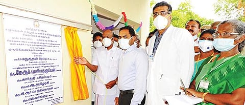 சிவகங்கை அரசு மருத்துவக் கல்லூரி மருத்துவமனை வளாகத்தில் பெண்களுக்கான ஒருங்கிணைந்த சேவை மையத்தை திறந்து வைத்த அமைச்சர் கே.ஆர்.பெரியகருப்பன். அருகில், மாவட்ட ஆட்சியர் பி.மதுசூதன்ரெட்டி உள்ளிட்டோர்.
