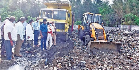 விழுப்புரம் முண்டியம்பாக்கம் அரசு மருத்துவக் கல்லூரி மருத்துவமனையில் மருத்துவக் கழிவுகள் அகற்றும் பணி தொடங்கியது. ஆட்சியர் மோகன் அப்பணியை ஆய்வு செய்தார்.
