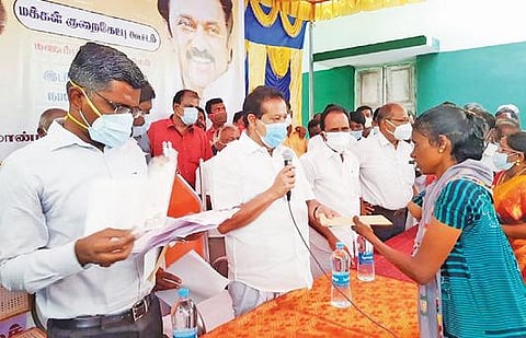 கொழுந்திராம்பட்டு கிராமத்தி்ல் பெண் ஒருவருக்கு நலத் திட்ட உதவி வழங்கும் அமைச்சர் பொன்முடி.