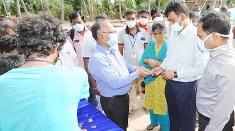 திருப்புவனம் அருகே கீழடி அகழாய்வு பணிகளை ஆய்வு செய்த சுற்றுலா மற்றும் அறநிலையத்துறை முதன்மைச் செயலர் சந்திரமோகன். அருகில் மாவட்ட ஆட்சியர் பி.மதுசூதன்ரெட்டி.