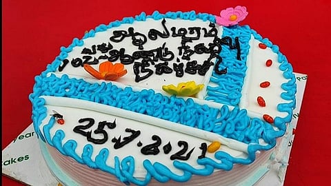 மதுரை ஆலமரத்திற்கு வயது 102: கேக் வெட்டி பிறந்தநாள் கொண்டாடிய பொதுமக்கள் 