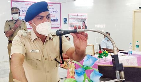 திருச்செங்கோட்டில் காவல் துறை சார்பில் நடைபெற்ற பொதுமக்கள் குறைதீர் கூட்டத்தில் நாமக்கல் மாவட்ட காவல் கண்காணிப்பாளர் சரோஜ்குமார் தாகூர் பேசினார்.