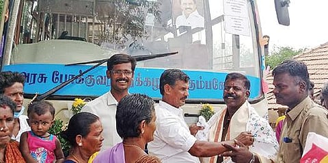 காளையார்கோவில் அருகே வடக்குமாரந்தையில் அரசு பேருந்து ஓட்டுநர், நடத்துநருக்கு பொன்னாடை போர்த்தி வரவேற்ற கிராம மக்கள்.