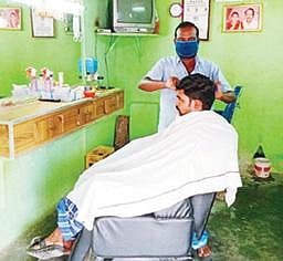 சோழம்பட்டு கிராமத்தில் மகளிர் சுய உதவிக்குழு உறுப்பினர் மூலம் கடன் பெற்று முடி திருத்தும் தொழிலில் ஈடுபட்டுள்ள க.செந்தில் .