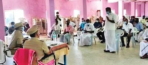 பரங்கிப்பேட்டை அருகே உள்ள பு.முட்லூரில் எஸ்பி சக்திகணேசன் தலைமையில் மீனவர்கள் ஆலோசனைக் கூட்டம் நடைபெற்றது.