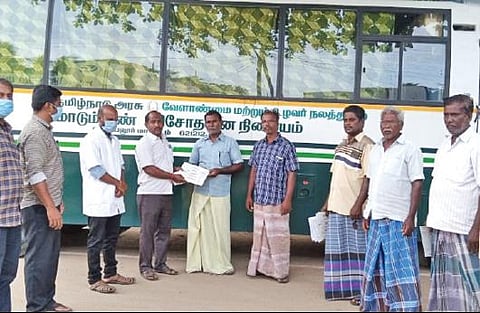 கடலூர் அருகே திருமாணிக்குழி கிராமத்தில் மண் பரிசோதனை செய்யப்பட்ட விவசாயிகளுக்கு வேளாண்துறை சார்பில் மண் வள அட்டை வழங்கப்பட்டது.