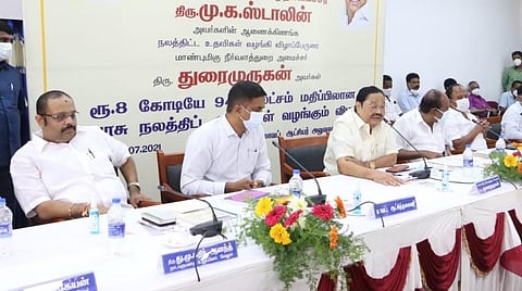 வேலூர் மாவட்ட ஆட்சியர் அலுவலகத்தில் நடைபெற்ற நிகழ்ச்சியில்  நீர்வளத்துறை அமைச்சர் துரைமுருகன்.