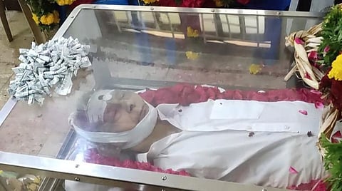 தமிழறிஞர் உடலுக்கு அணிவிக்கப்பட்ட திருக்குறள் மாலை.